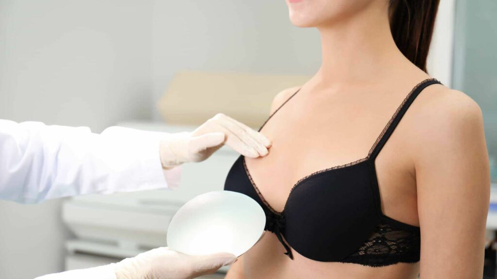 O que deve saber antes de fazer um implante mamário?